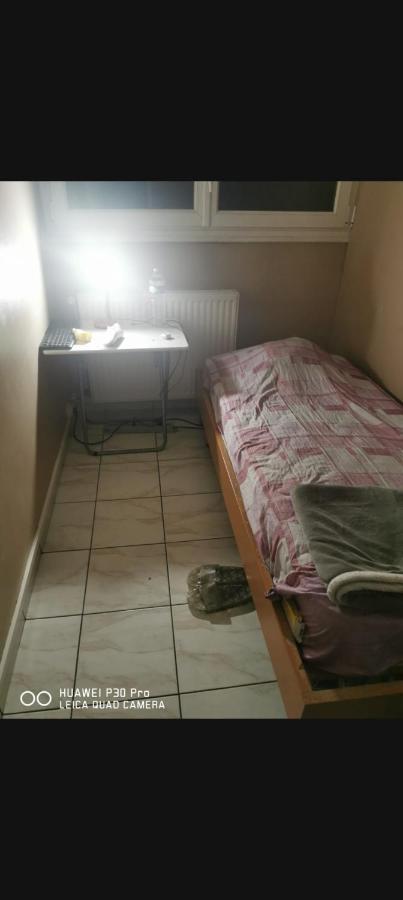 Room Near Paris Saint-Denis  Exterior foto